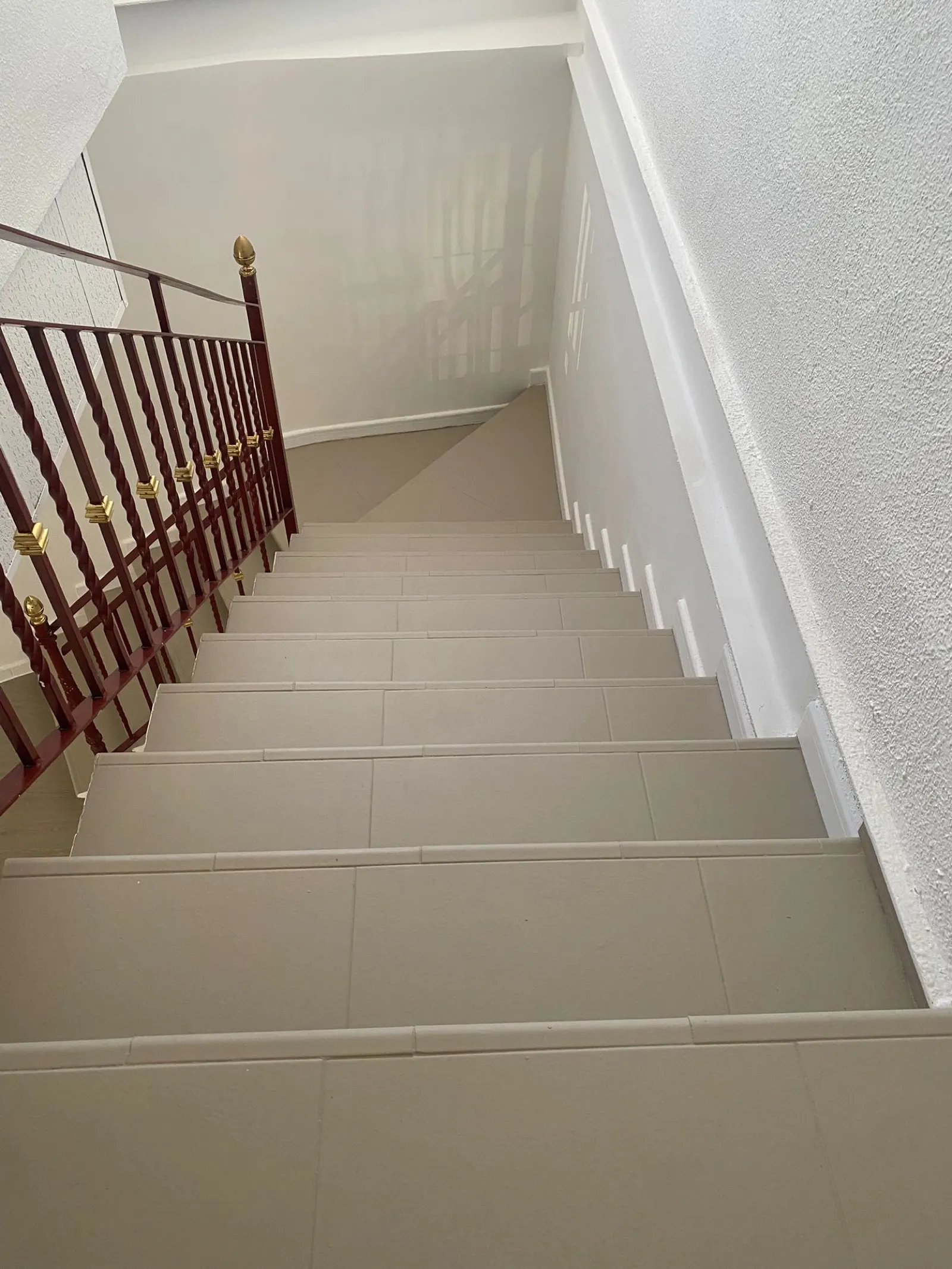 Escalera de comunidad pintada