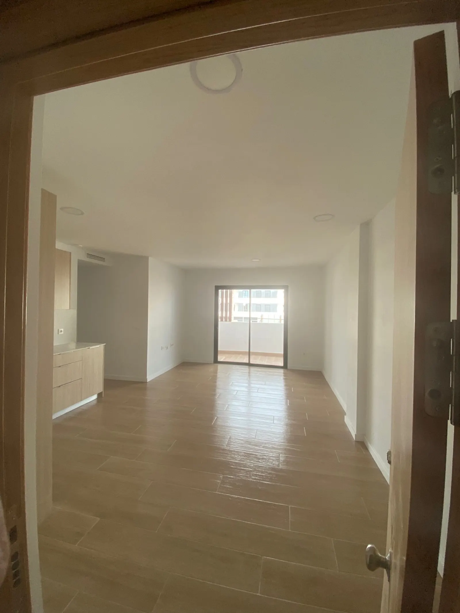 Habitación vacía recién pintada, con la luz del balcón