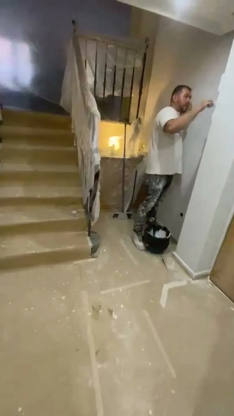 Reparamos golpes y grietas, quitamos el gotelé si hace falta y dejamos la pared lisa.