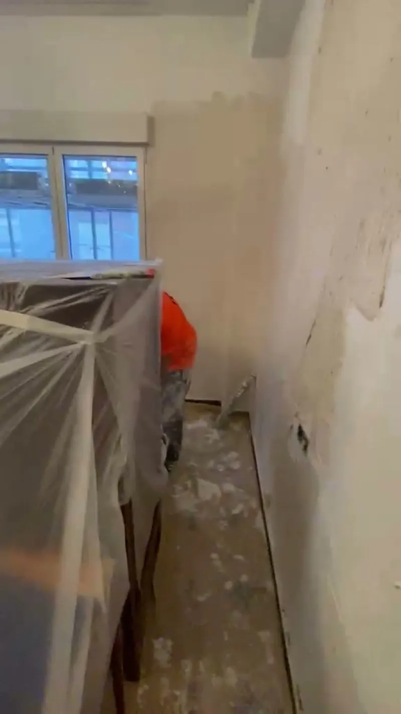 Cubrimos muebles con plástico y suelos con cartón, y encintamos marcos y enchufes.